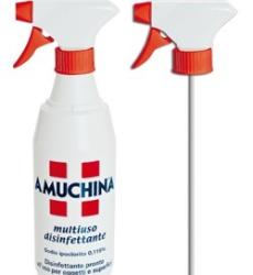 AMUCHINA

Multiuso Disinfettante 500 ml.
 
Disinfezione delle superfici che vengono a contatto con neonati e bambini (fasciatoi, seggioloni, lettini, vasche per il bagnetto, giocattoli ecc.). 
Disinfezione dei piani di lavoro per la preparazione dei cibi, tavoli, sedie, sanitari, superfici in plastica e acciaio inox. 
Può essere utilizzato direttamente sull’area da disinfettare tramite un panno pulito imbevuto.
 Prima di effettuare la disinfezione è opportuno rimuovere residui di materiale organico, sporco, tramite l’utilizzo di detergenti. Distribuire il prodotto ricoprendo uniformemente l’area da disinfettare. Lasciare agire per almeno 15 minuti. Un tempo di contatto di 15 minuti garantisce l’efficace disinfezione delle superfici. In caso di superfici che vanno a contatto diretto con cibi e alimenti, dopo la disinfezione risciacquare con abbondante acqua potabile al fine di favorire l’eliminazione dei residui di disinfettante. Per superfici in acciaio non a contatto diretto con alimenti i residui di disinfettante vanno rimossi con un panno pulito e inumidito. Lasciare asciugare a contatto con l’aria